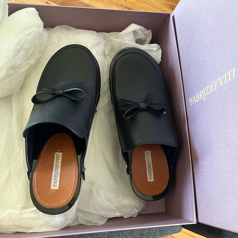 Elegant Black Leather Sandals with Bow Detail